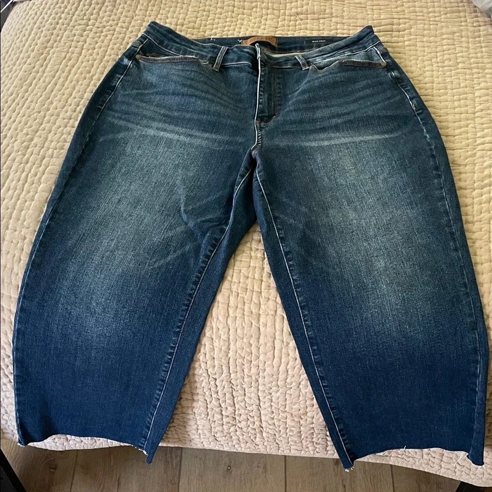 Judy Blue Wide Crop Medium Blue Denim Jeans - Picture 2 of 5